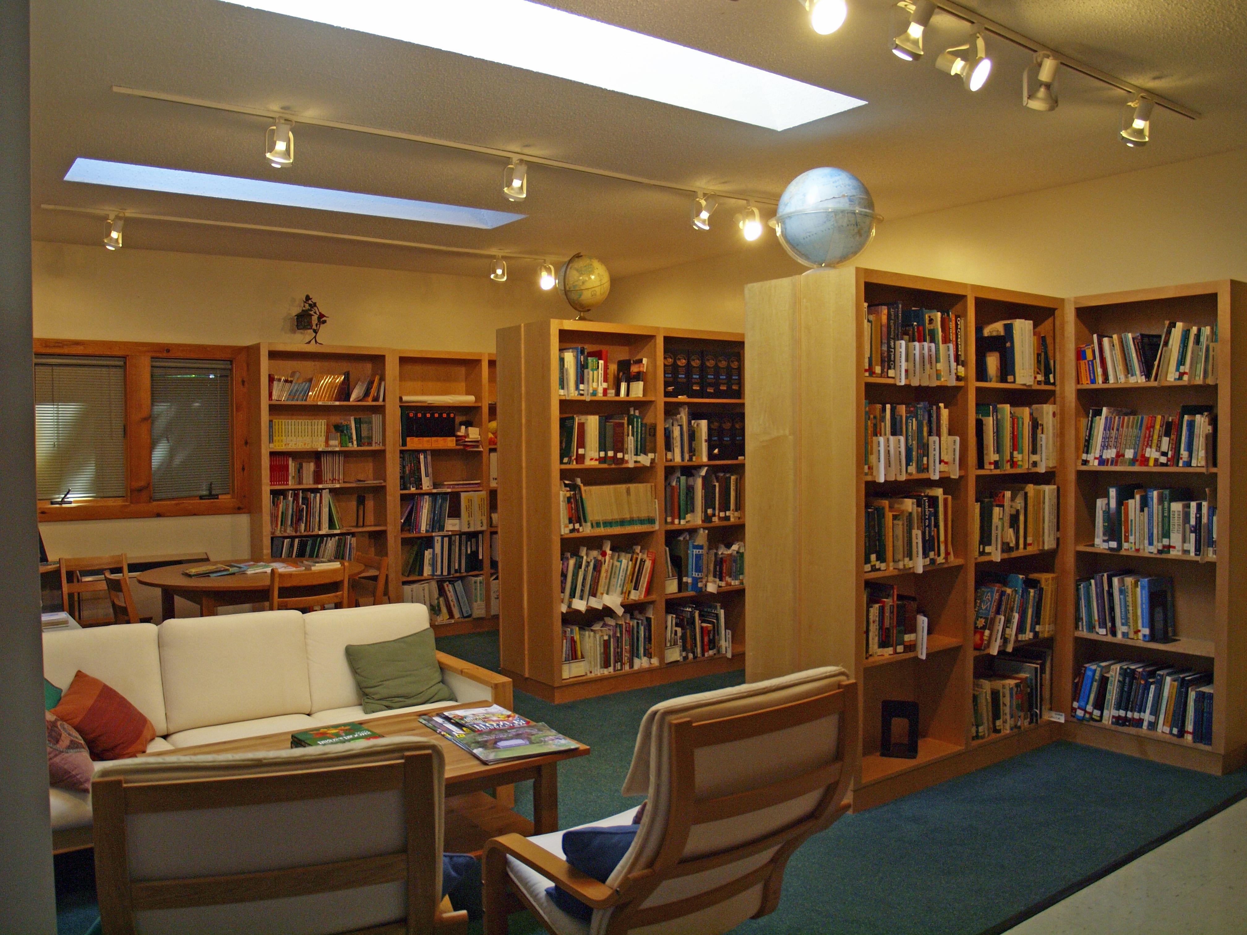 A study space with bookshelves 和 couches located in the 自然中心